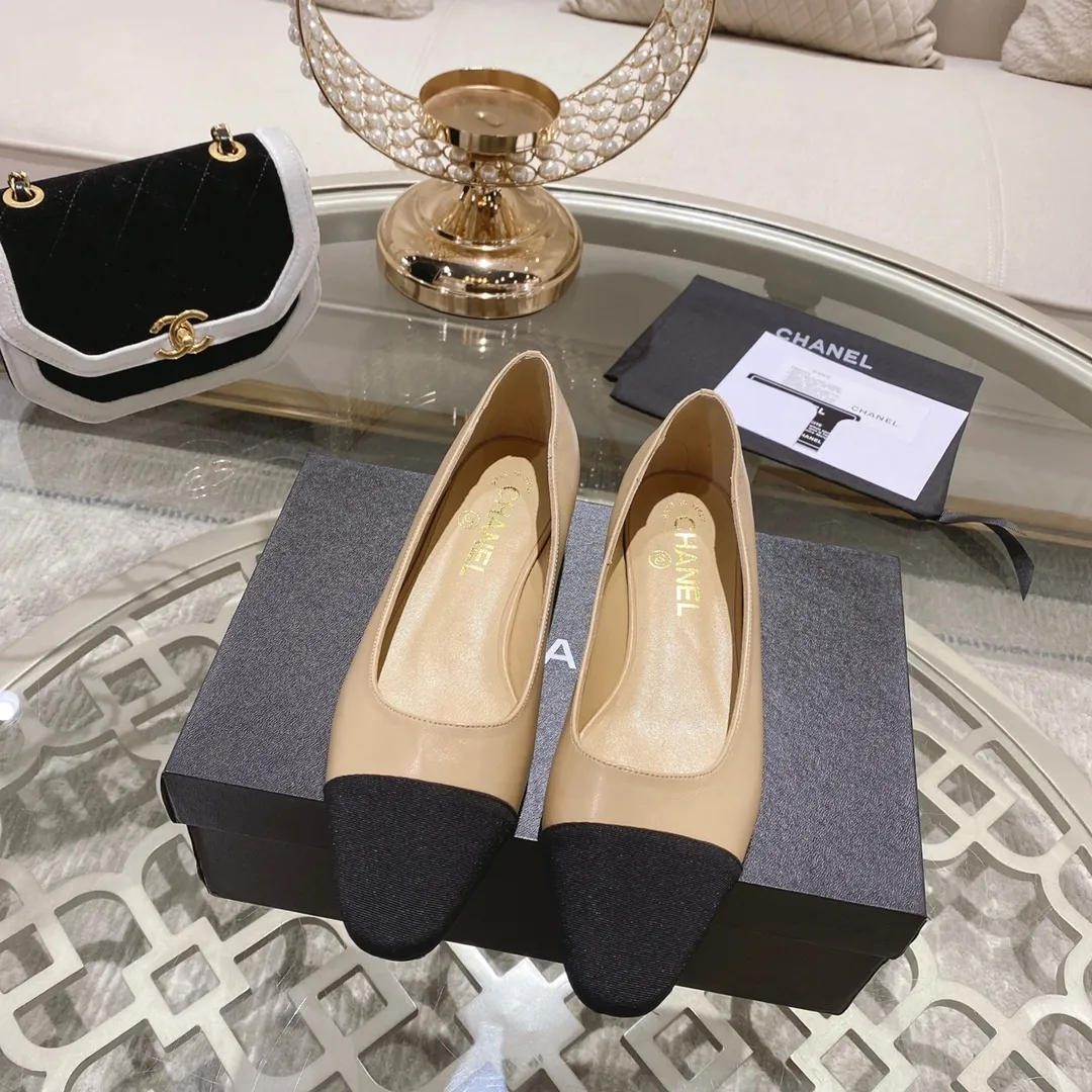 👟👟Ex-factory price 440👟👟 Chanel - Spring and summer classic color-blocked thick heel single shoes ⚠ Fashionable catwalk style ❤ Mixed splicing colors, empty toe style on the inside, 2.5cm thick heel with small logo embellishment, a fashionable interpretation! How to match the series to look good! Original customized wood-colored genuine leather outsole, imported sheepskin surface, goatskin lining for feet... 34-40 regular size (41.42.43 custom-made, non-returnable) 🎁Latest full set of packaging at the counter